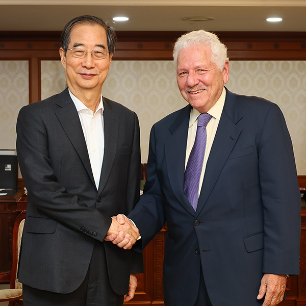 Prime Minister Han Duck-soo of South Korea meets with GW School of Business professor Danny Leipziger in Seoul